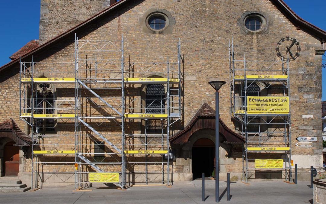 Echafaudages pour les travaux de réfection des vitraux sur le temple d’Avenches
