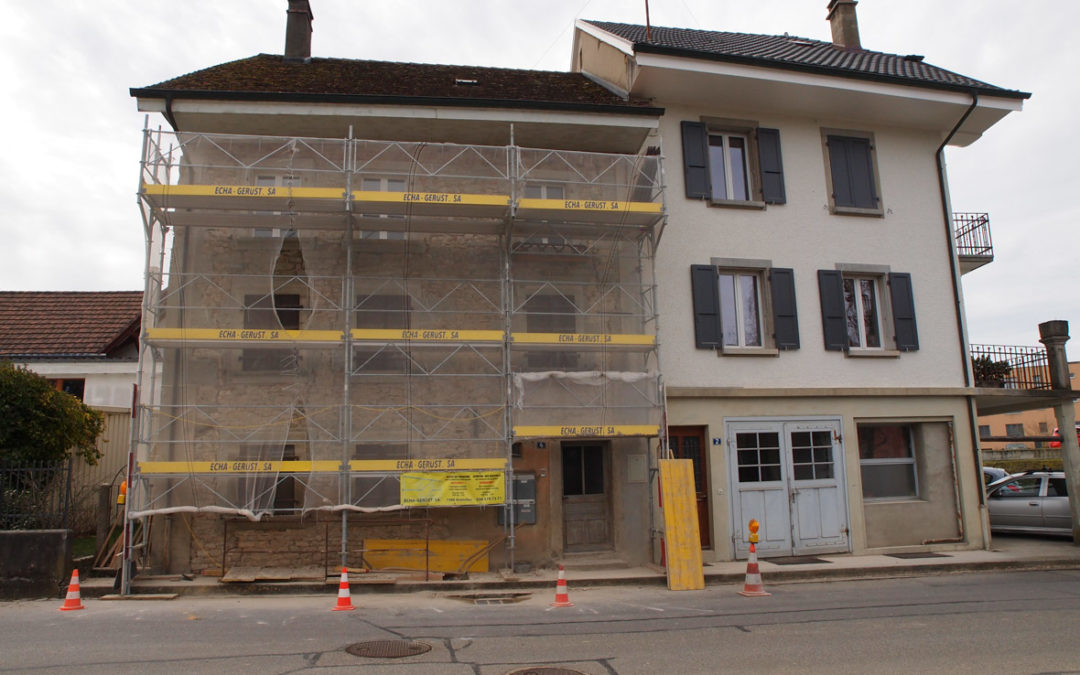 Montage d’un échafaudages en ville d’Avenches à la Rue du Lavoir