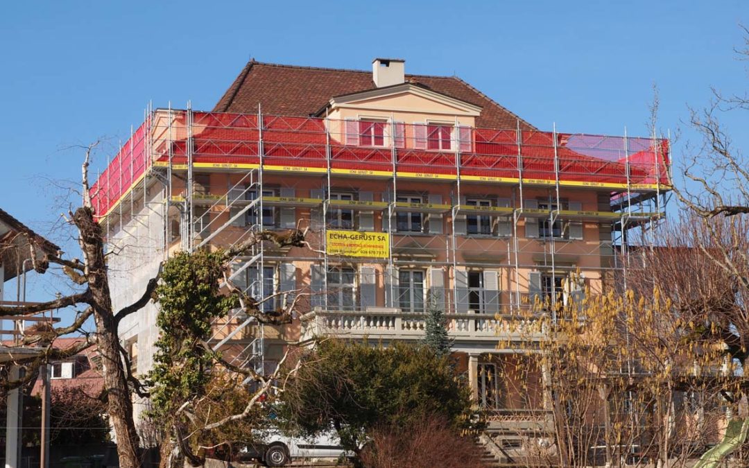 Montage d’un échafaudages sur la maison d’enfant d’Avenches pour les travaux de rénovation
