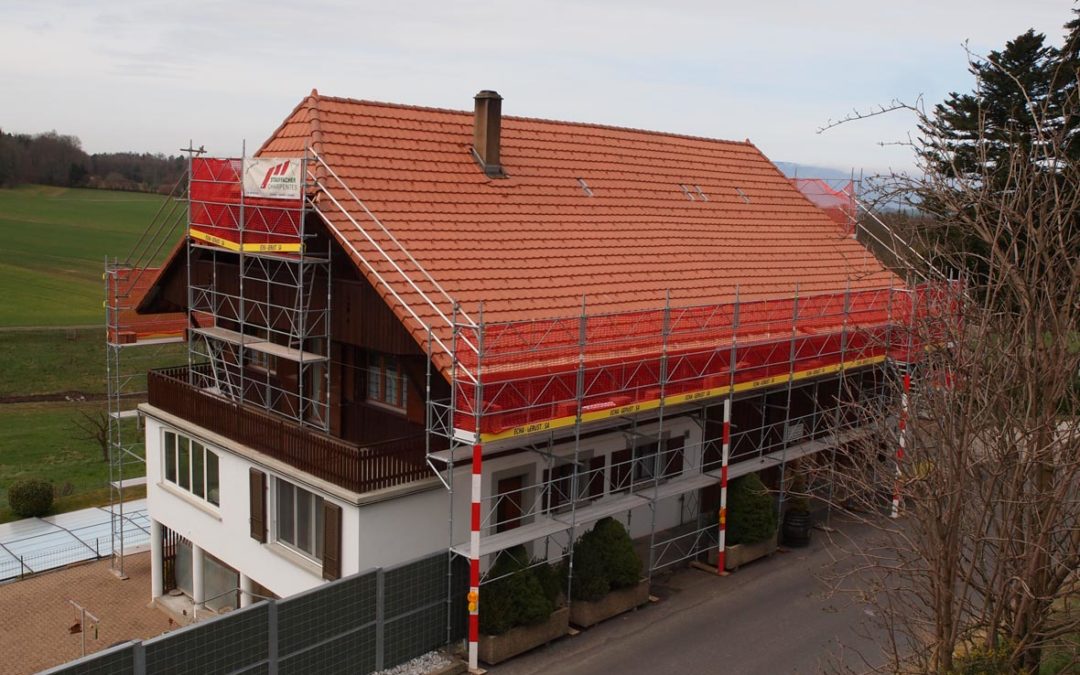 Echafaudages pour la rénovation d’une toiture d’une ferme à Oleyres près d’Avenches