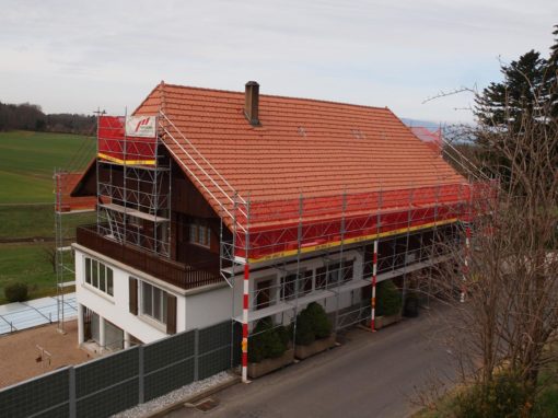 Echafaudages pour la rénovation d’une toiture d’une ferme à Oleyres près d’Avenches