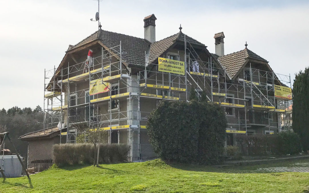 Montage d’un échafaudages pour les travaux de peinture de façades et avant-toit aux Friques