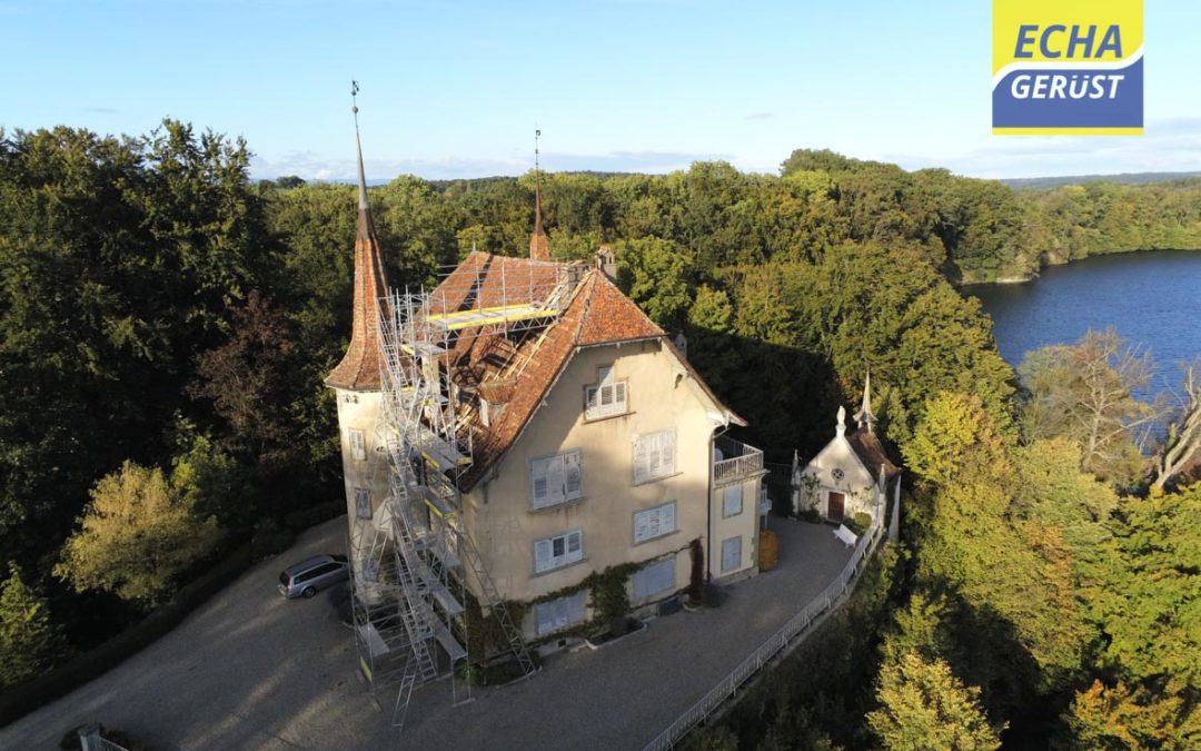 Gerüstbau für Kamin Sanierung auf dem Dach einem Schloss in Barberêche (Freiburg)