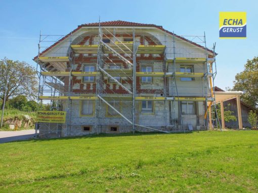 Montage d’un échafaudages pour rénovation et transformation d’une maison sur la commune de Morat