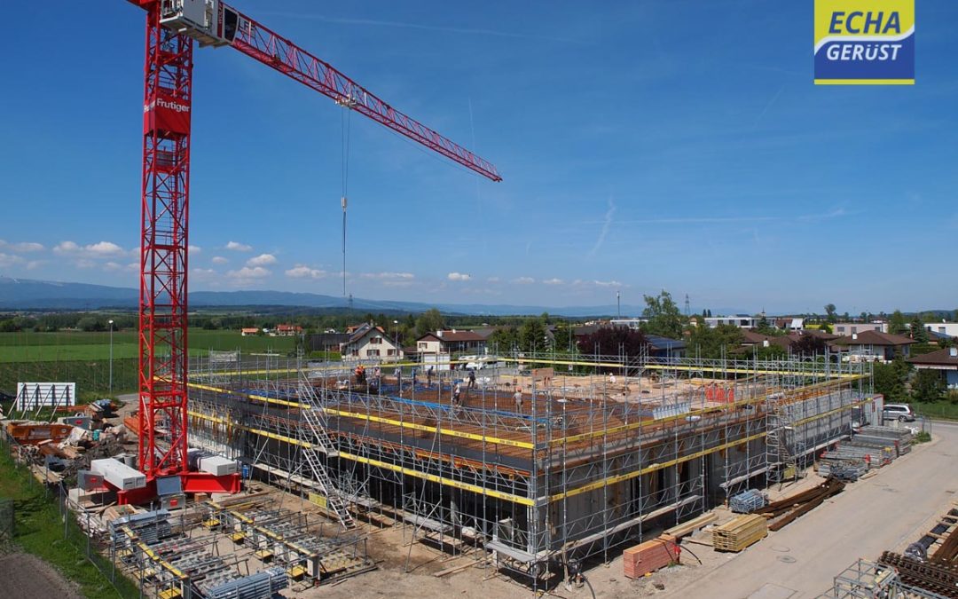 Echafaudages pour les travaux de construction du bâtiment de la nouvelle COOP à Sugiez