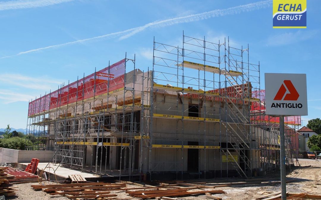 Echafaudages pour la construction d’un bâtiments à Sugiez en face de la boulangerie Guillaume