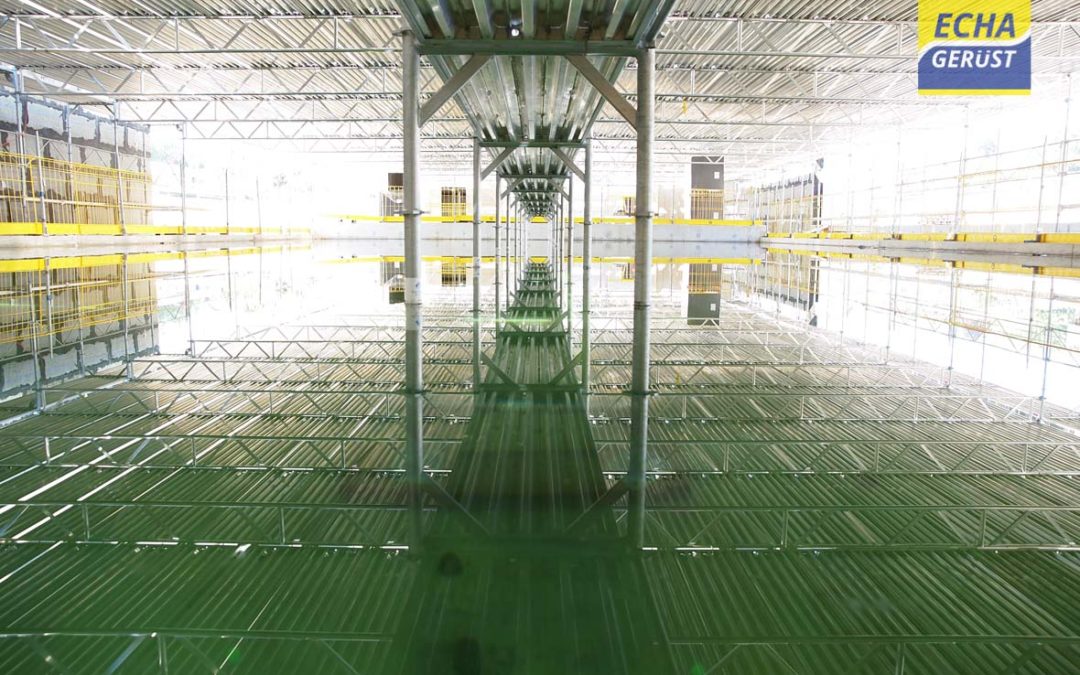 St-Prex  – Montage d’un échafaudages de surface à l’intérieur d’un bâtiment en construction et au-dessus d’une piscine remplie d’eau