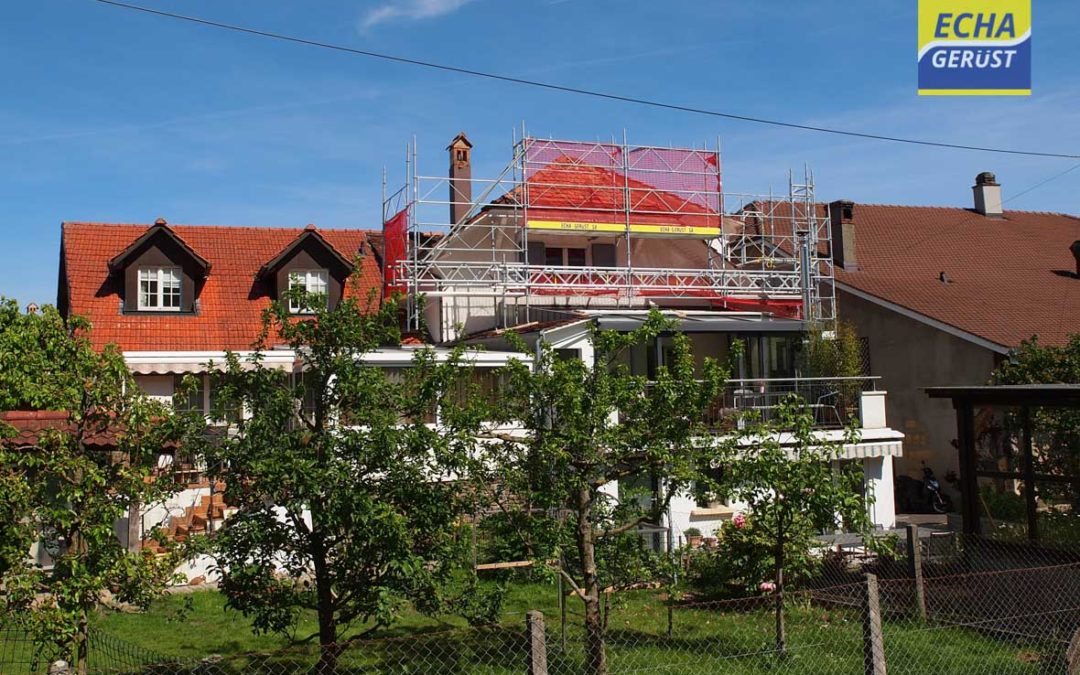 Montage d’un échafaudages pour les travaux de toiture sur une maison avec portique de 8m au-dessus d’une veranda